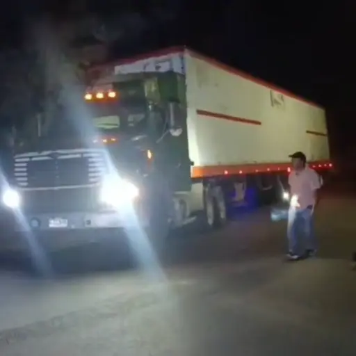 Tráiler con fallas que obstaculizaba el paso en cuesta del Zope. ,PMT de Villa Nueva