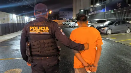 El sospechoso de agredir con arma blanca a su padrastro fue trasladado a un juzgado. ,PNC