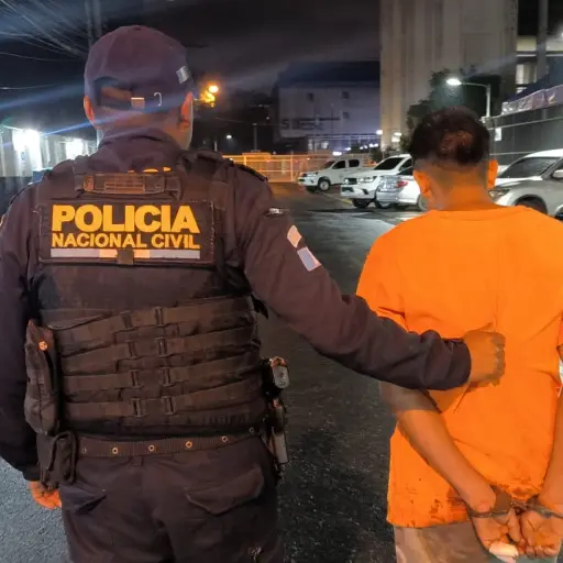 El sospechoso de agredir con arma blanca a su padrastro fue trasladado a un juzgado. ,PNC