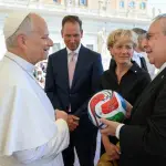 El papa León XIV recibió un balón del Mundial de manos de los embajadores de México, EE. UU. y Canadá ,Vaticano