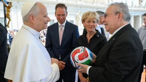 El papa León XIV recibió un balón del Mundial de manos de los embajadores de México, EE. UU. y Canadá ,Vaticano