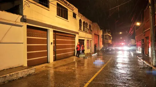 Las víctimas fueron halladas en la vía pública en la zona 3 capitalina. ,Bomberos Municipales