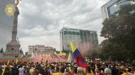 La afición colombiana se apodera del Ángel de la Independencia previo al Mundial. ,@OVIALCDMX