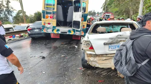 Los autobuses chocaron en contra de varios carros livianos. ,Bomberos Voluntarios.