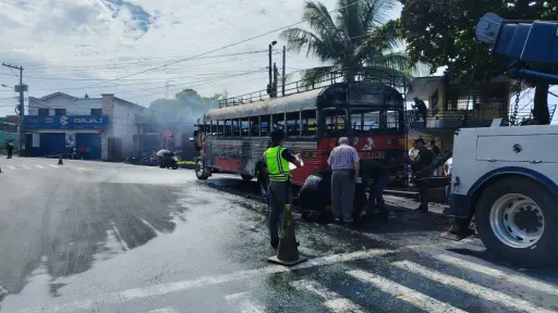Agentes de Provial dieron asistencia en el lugar, tras el incendio de la unidad de transporte. ,PROVIAL.