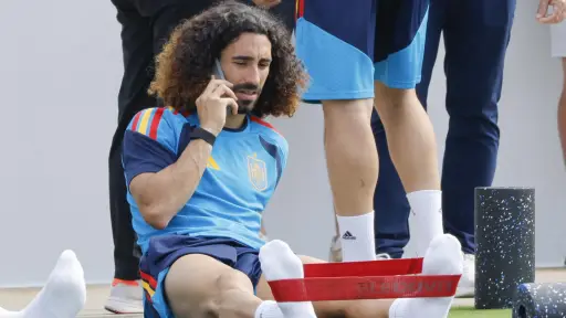 Cucurella en un entrenamiento con España a horas del debut en el Mundial 2026 ,EFE