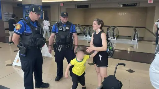 Policías llevan en patrulla a madre e hijo para que no se pierdan partido del Mundial 2026. ,Redes sociales.