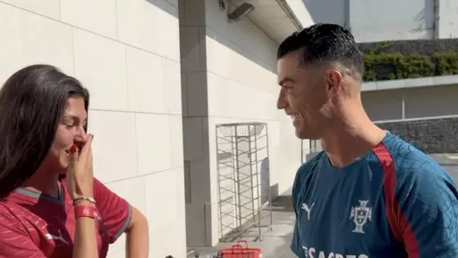 Ha conocido a Messi, Mbappé y Haaland, pero lloró al ver a Cristiano Ronaldo. ,Captura de pantalla video de Facebook.