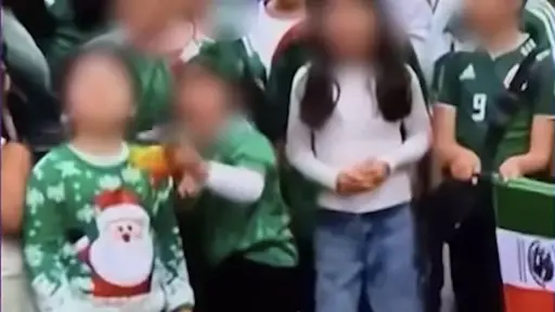 Sin camiseta del Tri, niño emociona al apoyar a México como puede. ,Captura de pantalla video de Facebook.