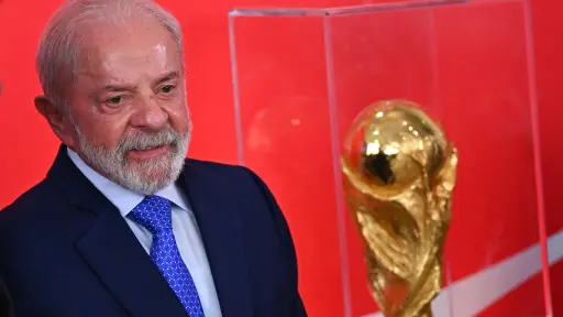 Lula da Silva con el trofeo de la Copa del Mundo - EFE