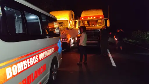 Los rescatistas confirmaron que el chofer del tráiler falleció a causa de heridas de bala. ,Bomberos Voluntarios.