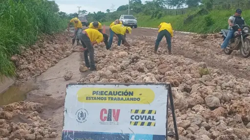 Trabajadores de COVIAL trabajan para limpiar el derrumbe que afecta la carretera. ,COVIAL-CIV.