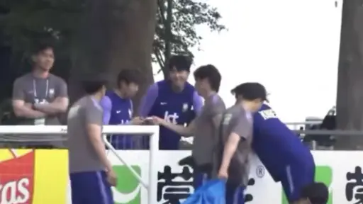 Figura de Corea del Sur sorprendido con el celular en pleno entrenamiento. ,Captura de pantalla video de Facebook.