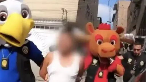 Agentes usan disfraces del Mundial para detener a sospechoso. ,Captura de pantalla video de X.
