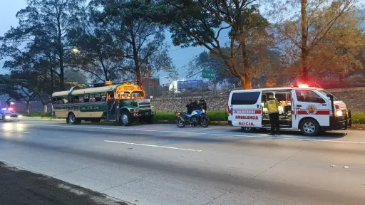 Área donde ocurrió un ataque armado dentro de un bus en ruta al Pacífico. ,Bomberos Voluntarios