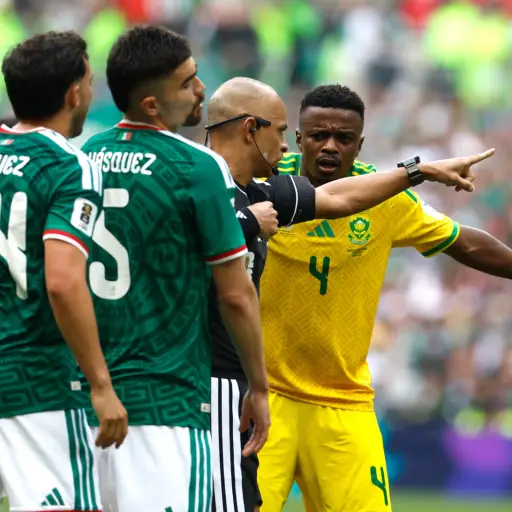 Tres expulsiones en el México vs Sudáfrica. ,EFE.