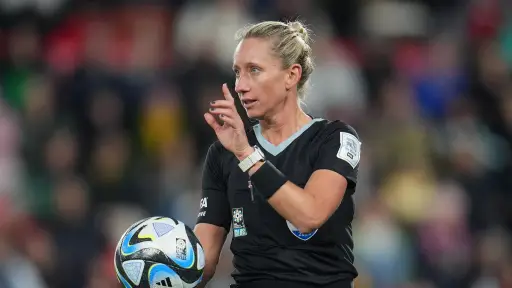 En 2019, convertida en madre de tres niñas, Tori Penso, decidió hacer de su afición una profesión. ,FIFA