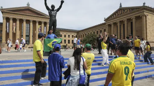 Las aficiones de Brasil y Haití se reunieron en la icónica estatua de Rocky Balboa en Filadelfia. ,EFE