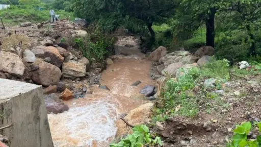 El río del cantón Tecuaco, Santa Rosa, creció a causa de las lluvias en el lugar. ,Bomberos Municipales Departamentales. 