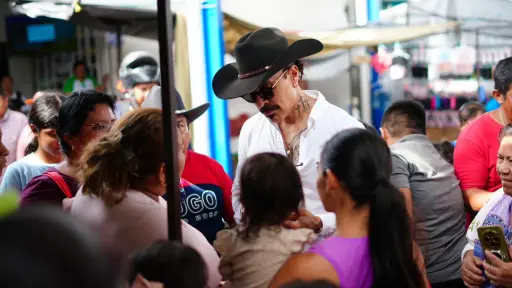 El alalde de Mixco, Netro Bran (de sombrero), durante una actividad con pobladores de su municipio. ,Redes sociales.