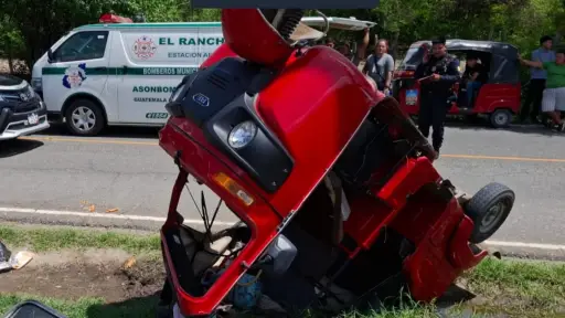 El transporte de pasajeros sufrió serios daños luego del accidente de tránsito. ,Bomberos Municipales Departamentales. 