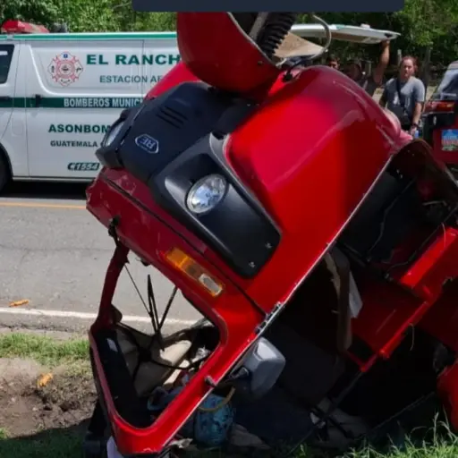 El transporte de pasajeros sufrió serios daños luego del accidente de tránsito. ,Bomberos Municipales Departamentales. 