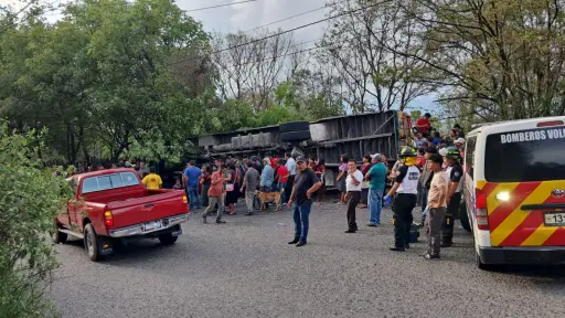 El autobús volcó sobre la cinta asfáltica por causas que se desconocen. ,Bomberos Voluntarios.