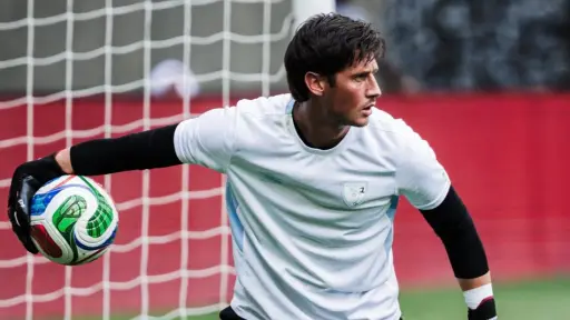 Nicholas Hagen fue obligado a cambiarse de camisola previo al duelo amistoso entre Guatemala y Ecuador 