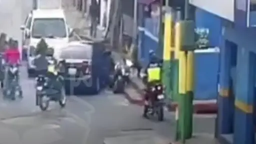 Video muestra temeraria huida de presuntos delincuentes por calles de Amatitlán. ,Captura de pantalla video de Facebook.