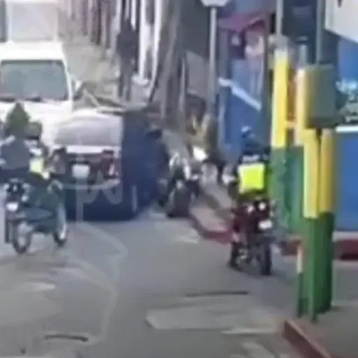 Video muestra temeraria huida de presuntos delincuentes por calles de Amatitlán. ,Captura de pantalla video de Facebook.