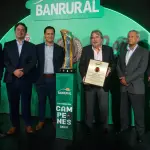 Municipal recibe plaqueta de homenaje por parte de Banrural 