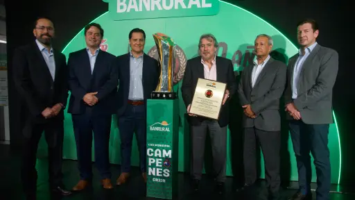 Municipal recibe plaqueta de homenaje por parte de Banrural 