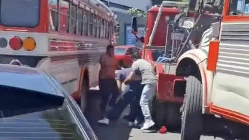 Pelea en medio del tránsito. ,Captura de pantalla video de X.