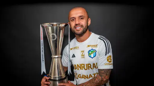 José Manuel Contreras con el trofeo de la Liga Concacaf 2021 - Cmunicaciones FC