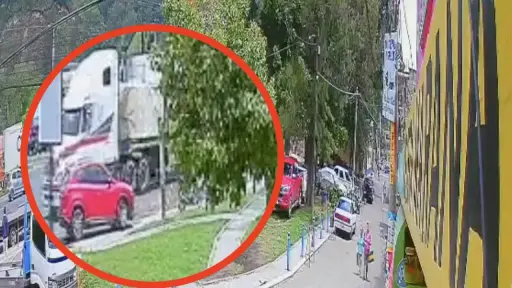 Se viralizan videos de tráiler sin frenos que provoca fuerte accidente en ruta al Pacífico. ,Captura de pantalla video de X.