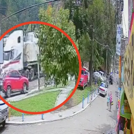 Se viralizan videos de tráiler sin frenos que provoca fuerte accidente en ruta al Pacífico. ,Captura de pantalla video de X.