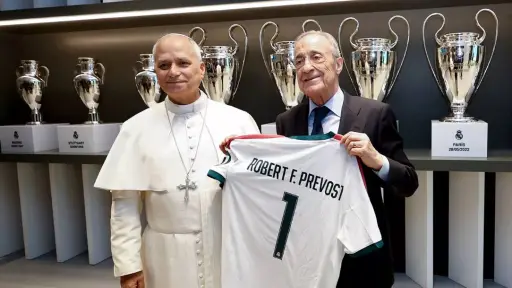 El papa León XIV visita el Santiago Bernabéu y recibe un homenaje del Real Madrid - Real Madrid C.F.