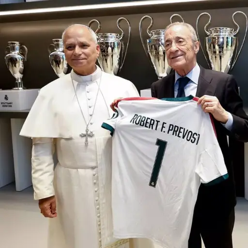 El papa León XIV visita el Santiago Bernabéu y recibe un homenaje del Real Madrid - Real Madrid C.F.