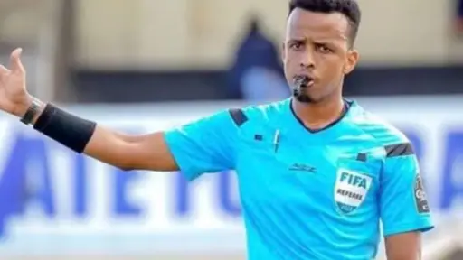 El árbitro Omar Abdulkadir Artan, elegido árbitro masculino del año 2025 por la Confederación Africana de Futbol (CAF), 