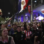 Hinchas de Paraguay celebran la victoria de su selección ante Alemania por la calles de Asunción, Paraguay. ,EFE