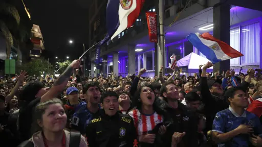 Hinchas de Paraguay celebran la victoria de su selección ante Alemania por la calles de Asunción, Paraguay. ,EFE
