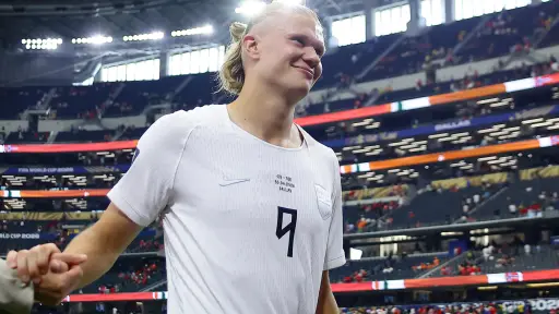 Erling Haaland, de Noruega celebra al finalizar un partido de eliminatoria del Mundial de la FIFA 2026 contra Costa de Marfil en el estadio AT&Ten Arlington, Texas (EE ,UU