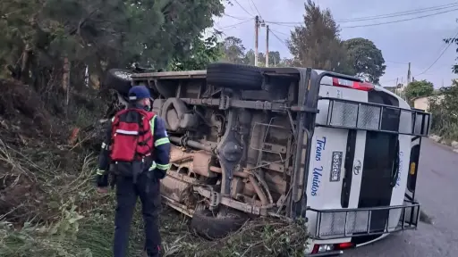 La unidad de transporte volcó en la ruta a San Pedro Jocopilas.  ,Bomberos Municipales Departamentales. 