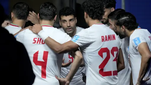 La selección iraní, que acabó tercera de grupo y está a la espera del desenlace de la fase de grupos para saber si se clasifica a dieciseisavos, dejó una nota escrita en el vestuario del Estadio de Seattle, tras su polémico empate contra Egipto. ,Agencia EFE