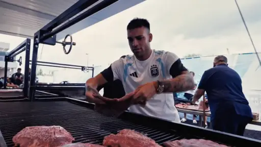 Lautaro Martínez, durante un asado antes del juego de Argentina contra Jordania. ,Captura
