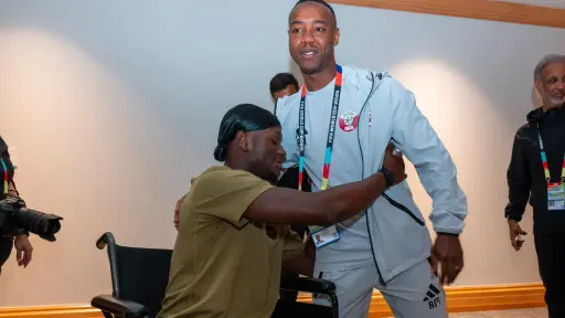 Koné, de Canadá, recibió la visita del futbolista de Catar que lo lesionó en el Mundial 2026 ,EFE