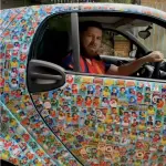 El creador de contenido irlandés John Nellis se volvió viral por cubrir todo su automóvil con más de 4,000 estampas del álbum del Mundial.  ,Redes