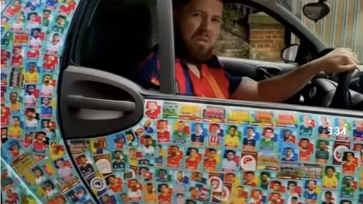 El creador de contenido irlandés John Nellis se volvió viral por cubrir todo su automóvil con más de 4,000 estampas del álbum del Mundial.  ,Redes