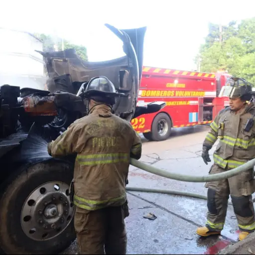 Conato de incendio de camión en zona 3. ,Bomberos Voluntarios