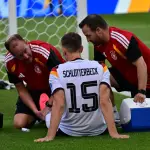 La selección de Alemania recibió un duro golpe en pleno Mundial luego de confirmarse la lesión de Nico Schlotterbeck - EFE